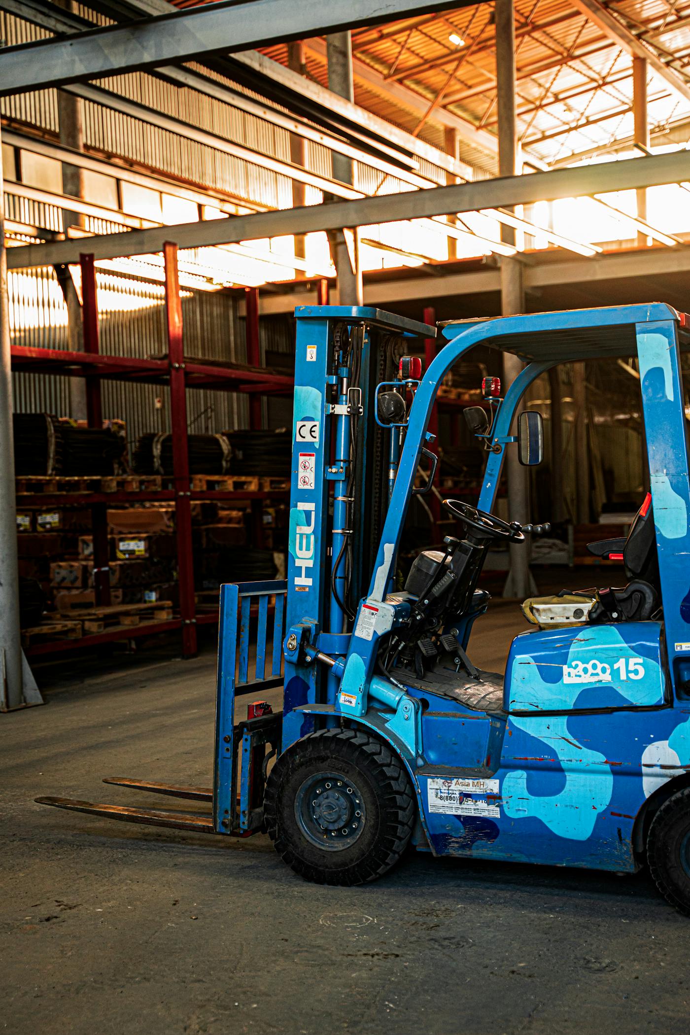 Modern depoda forklift ve lojistik operasyon